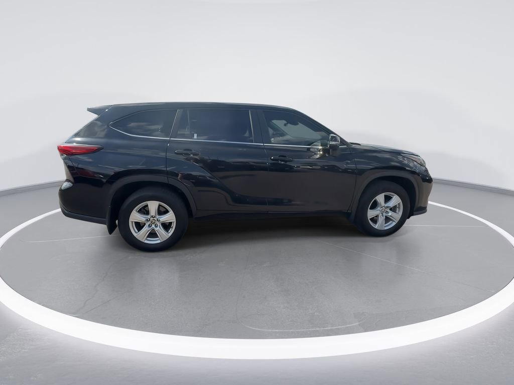 Used 2023 Toyota Highlander LE AWD/4WD image 9