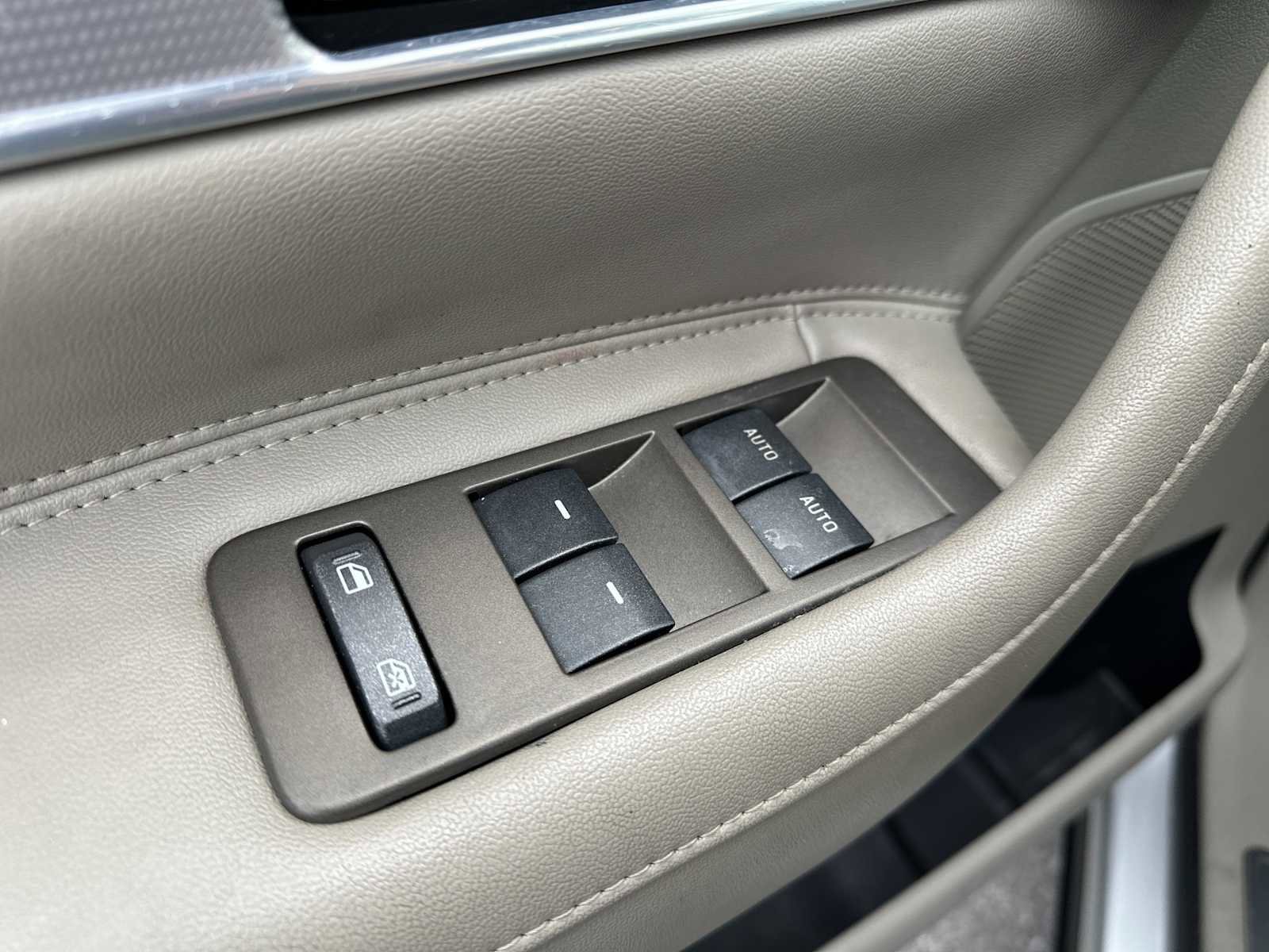 Used 2012 Lincoln MKX FWD w/ Class II Trailer Tow Pkg image 21