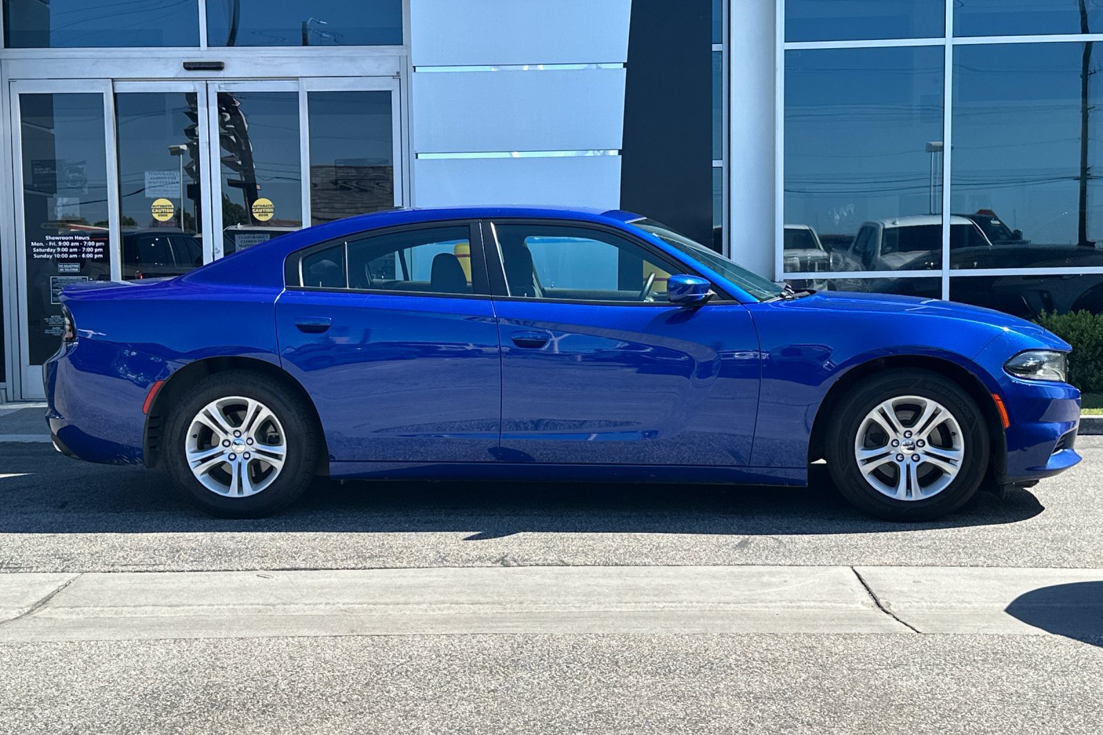 Used 2019 Dodge Charger SXT RWD image 3