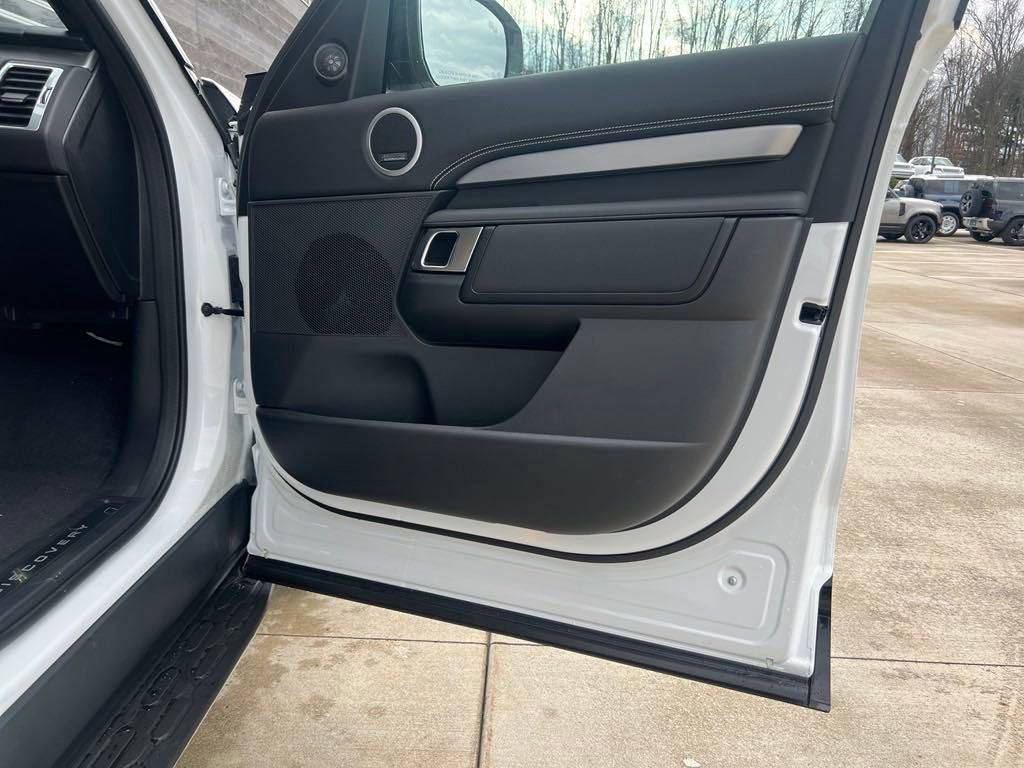 New 2025 Land Rover Discovery Dynamic SE image 14