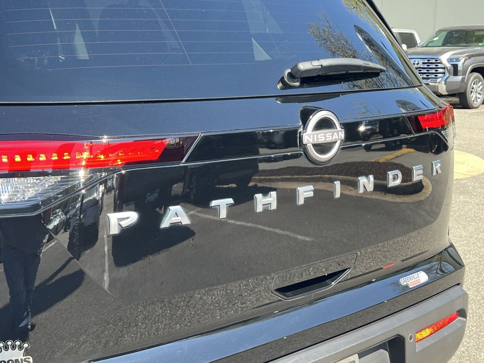 Used 2024 Nissan Pathfinder S image 20