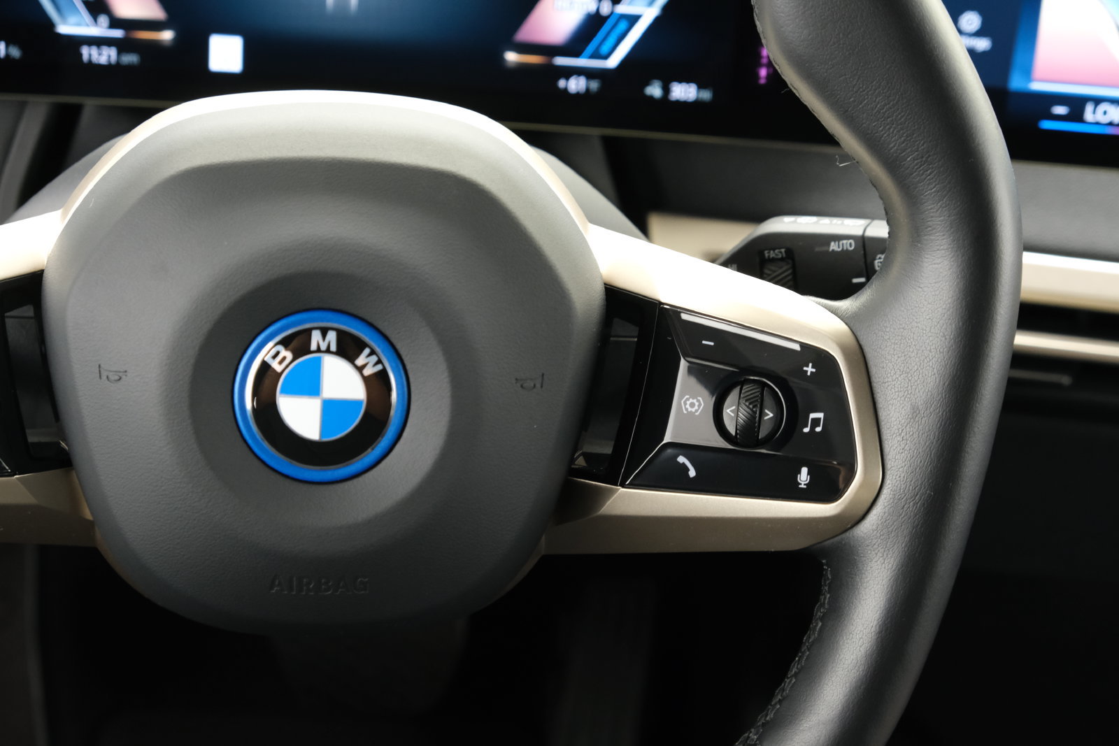 Used 2023 BMW iX xDrive50 w/ Premium Package AWD/4WD image 15