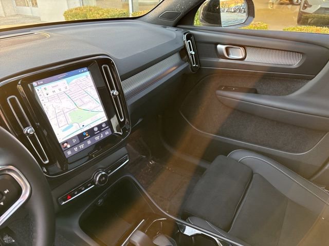 Used 2025 Volvo XC40 B5 Plus AWD/4WD image 19