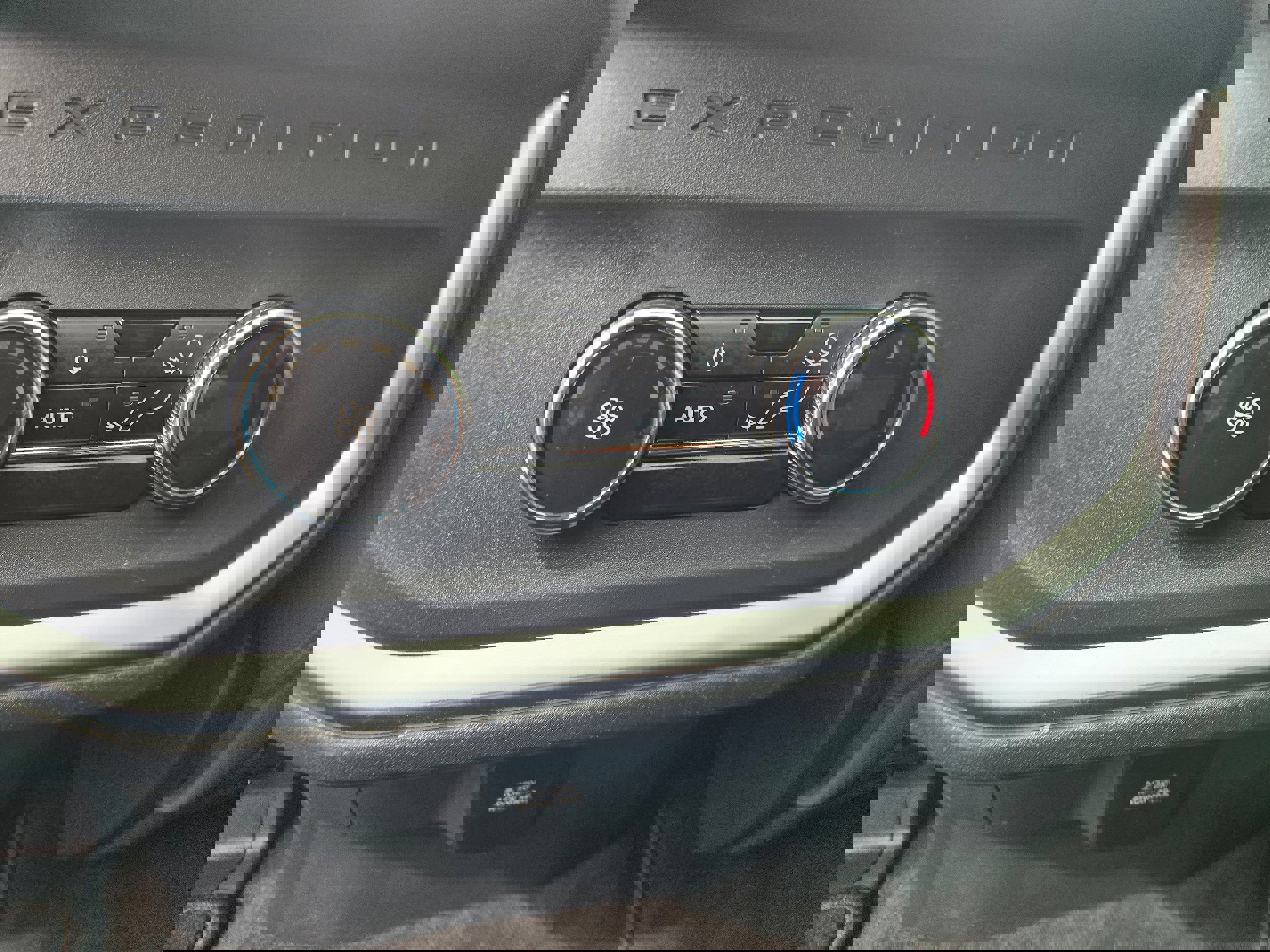 Certified 2025 Ford Expedition Active AWD/4WD image 15