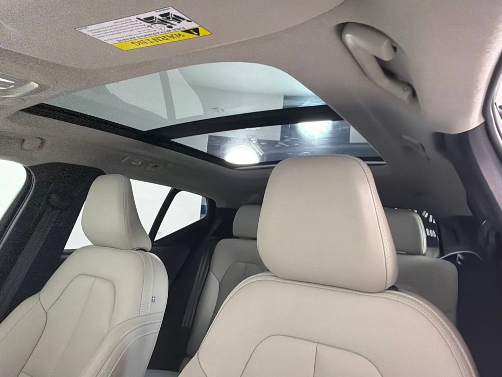 Used 2024 Volvo XC40 B5 Plus AWD/4WD image 16