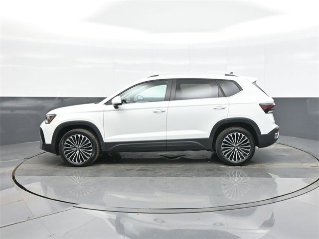 Certified 2025 Volkswagen Taos SE image 4