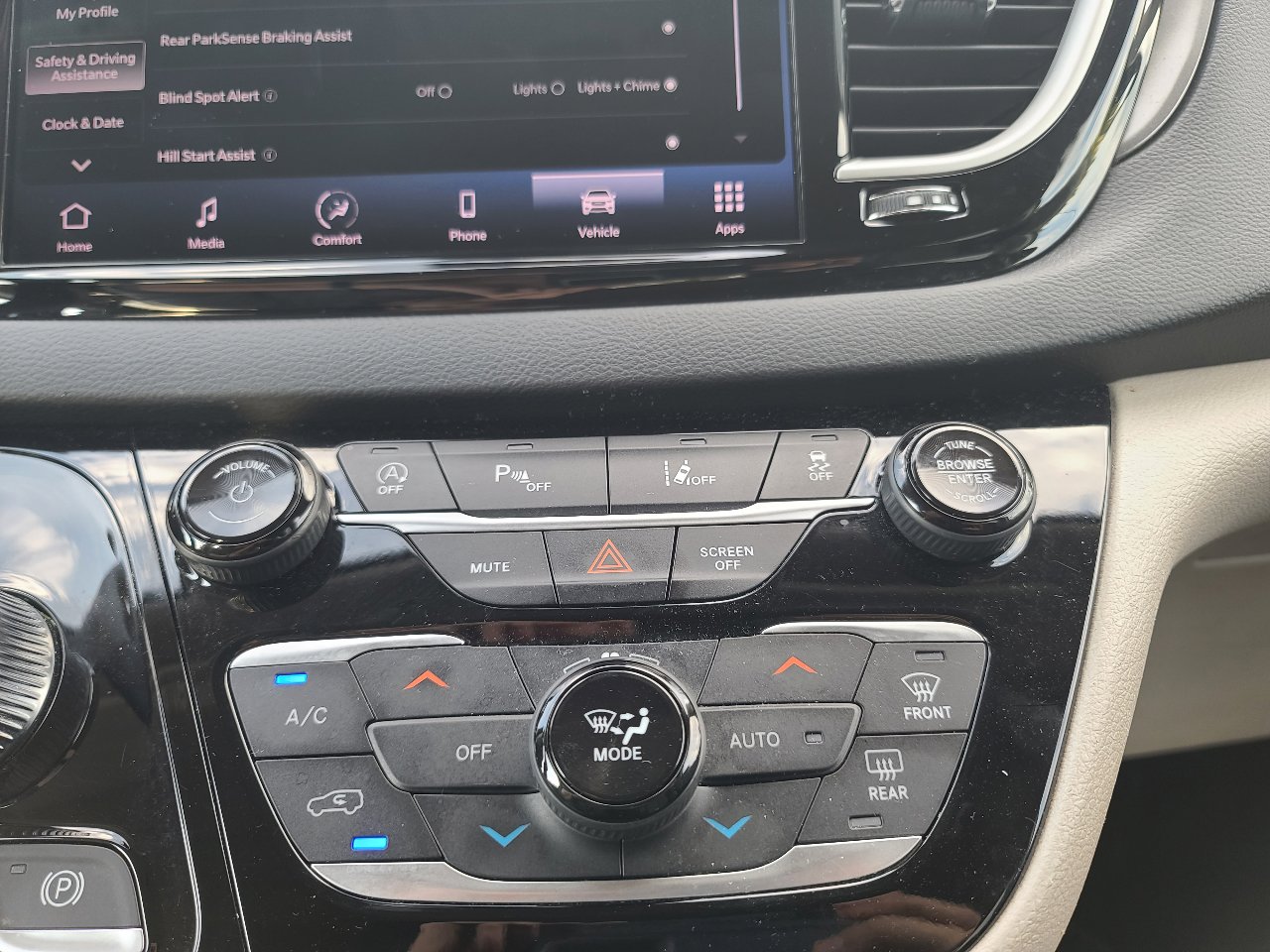 Used 2023 Chrysler Pacifica Touring-L image 26