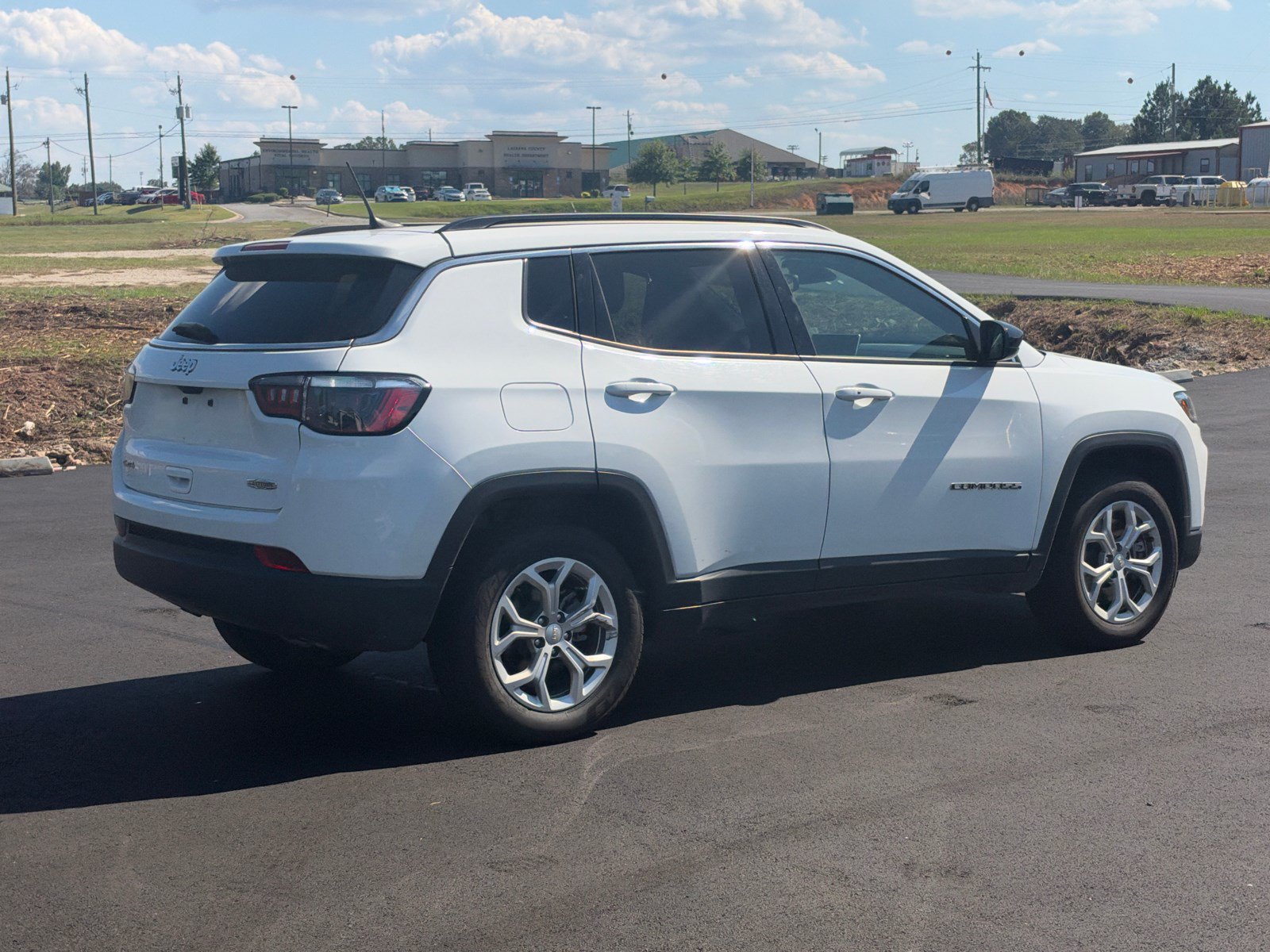 Used 2024 Jeep Compass Latitude AWD/4WD image 5