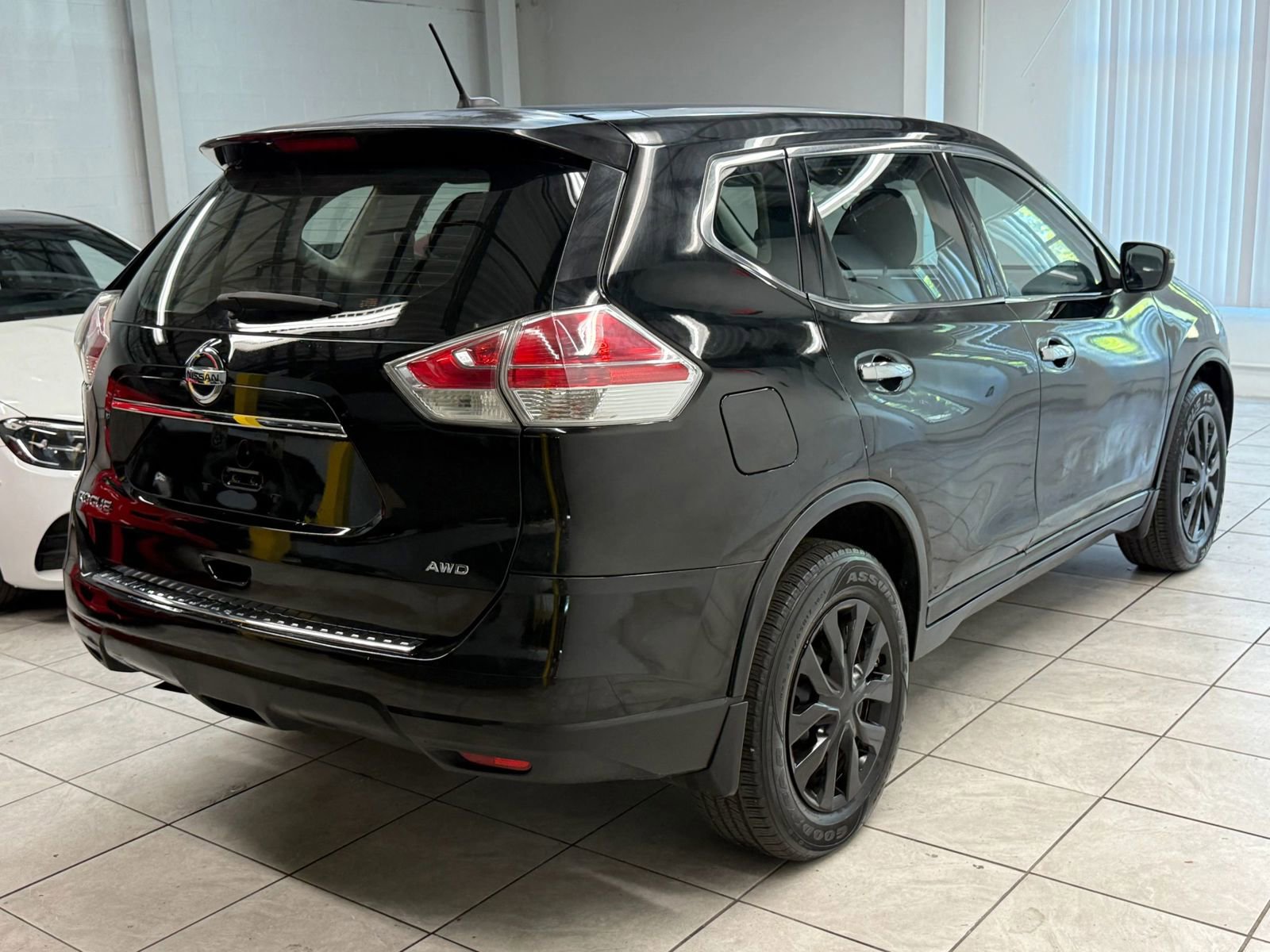 Used 2015 Nissan Rogue S AWD/4WD image 9