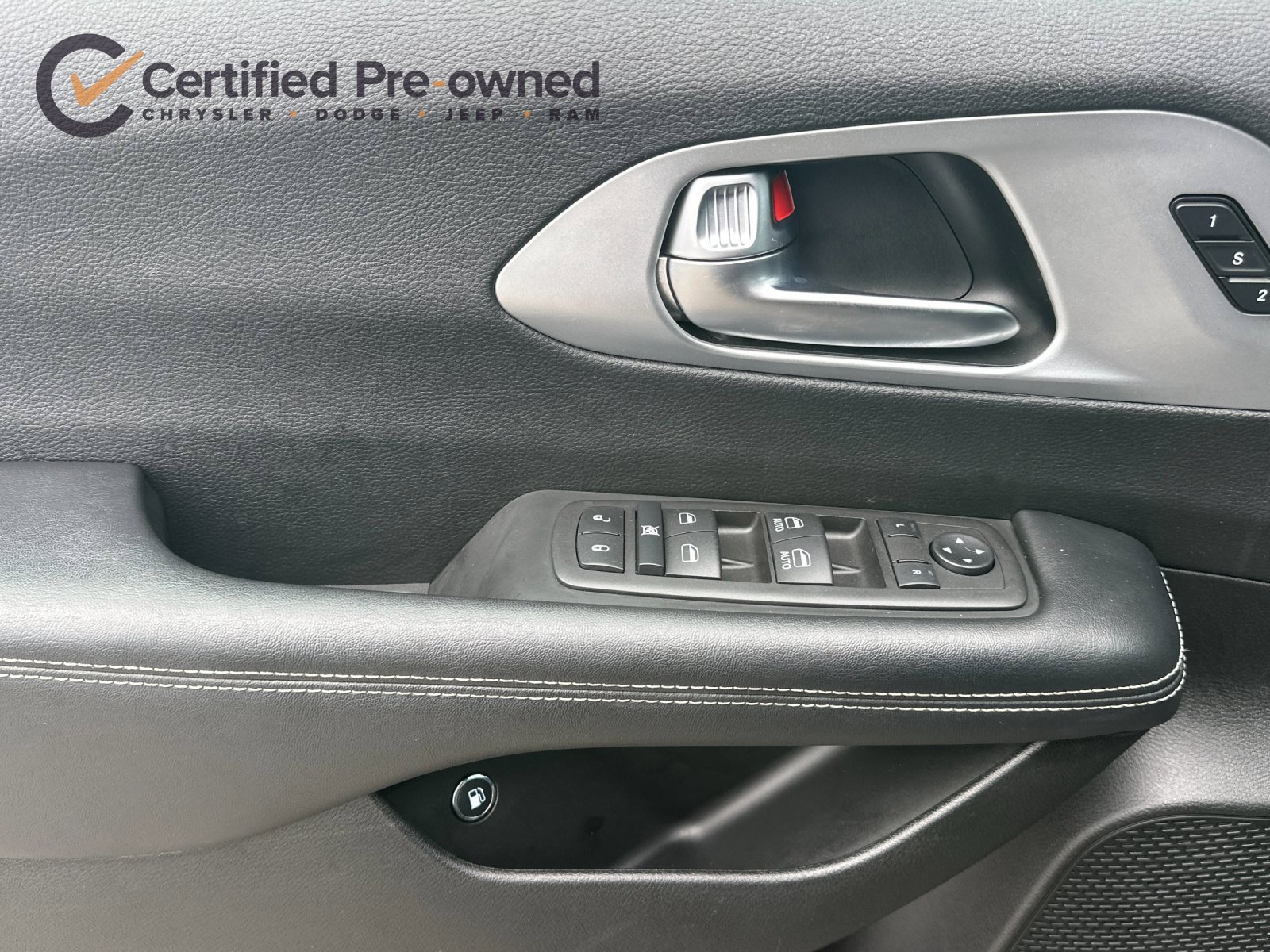 Used 2023 Chrysler Pacifica Touring-L w/ S Appearance Package FWD image 12
