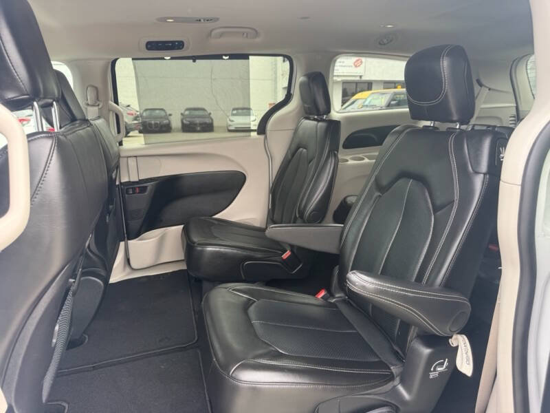 Used 2024 Chrysler Pacifica Touring-L FWD image 18