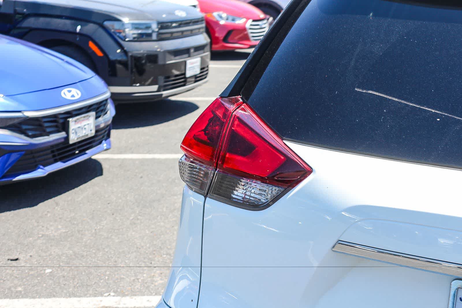 Used 2019 Nissan Rogue S w/ Special Edition Package FWD image 8