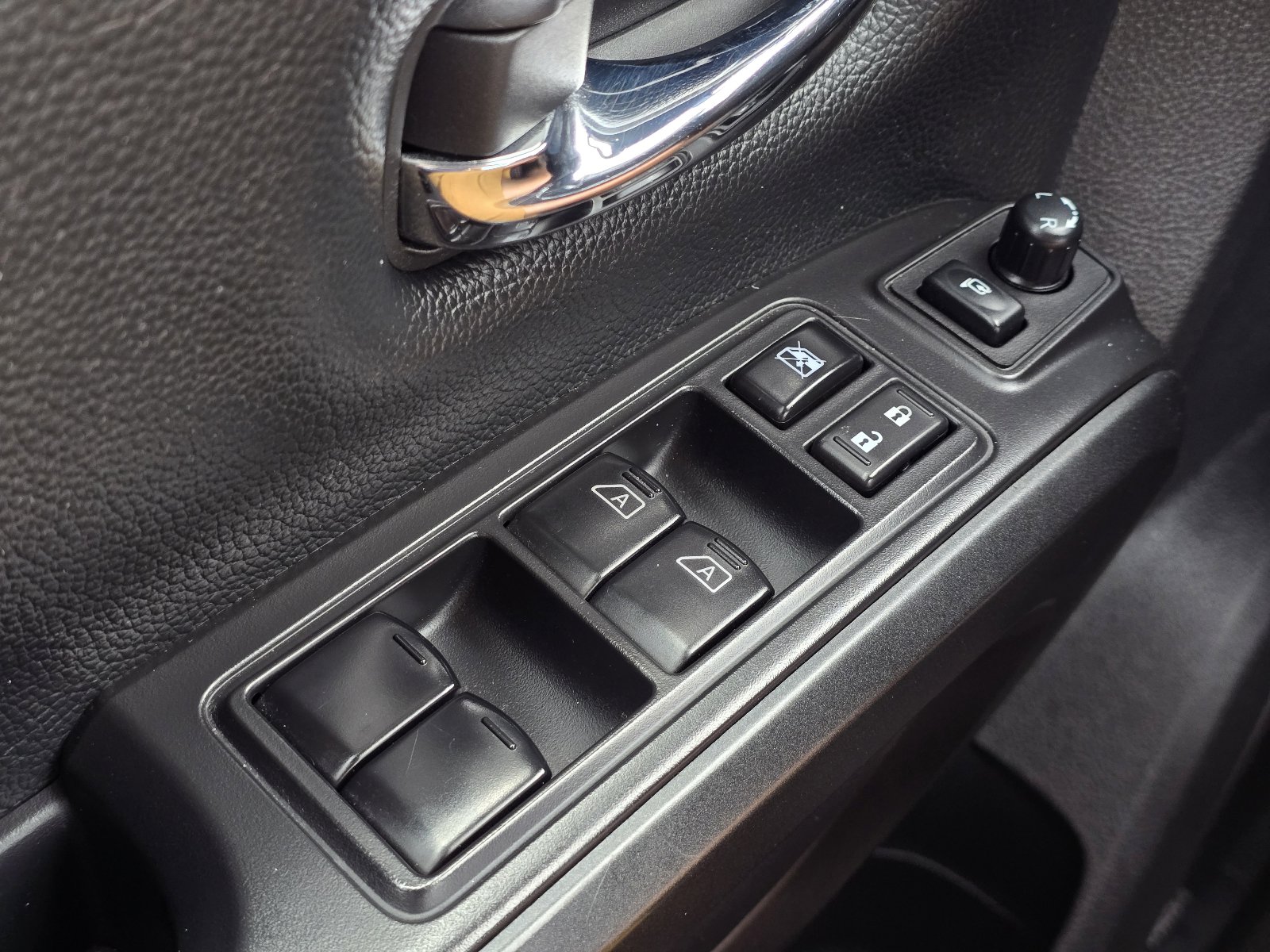 Used 2021 Nissan Titan PRO-4X w/ Pro-4x Convenience Package image 23