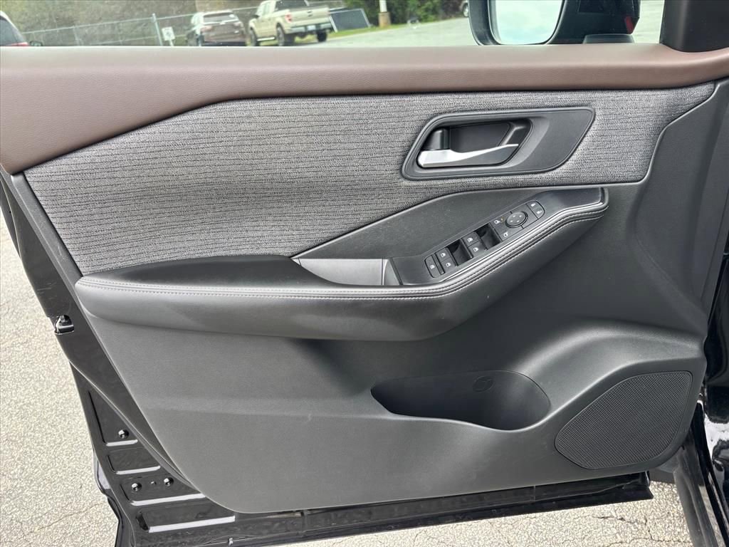 Used 2023 Nissan Rogue SV image 8