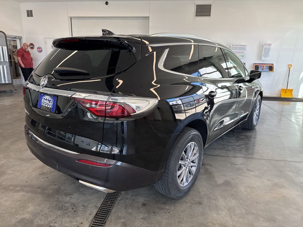 Used 2023 Buick Enclave Essence image 3
