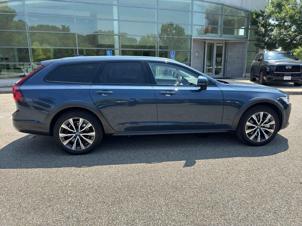 Certified 2025 Volvo V90 B6 Cross Country Plus AWD/4WD image 12