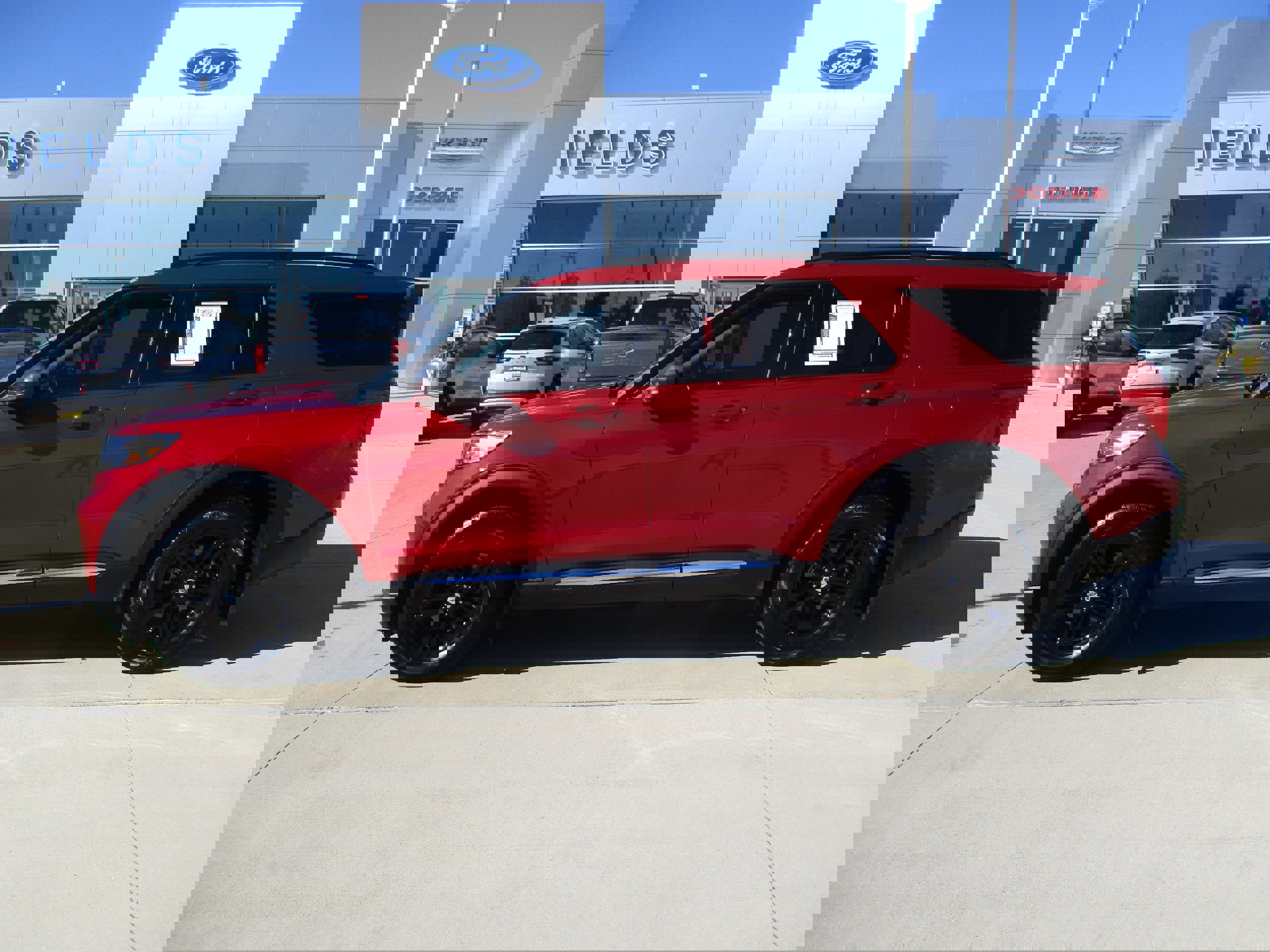 Used 2023 Ford Explorer XLT image 3