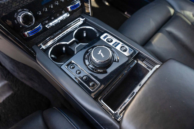 Used 2020 Rolls-Royce Cullinan Black Badge image 31