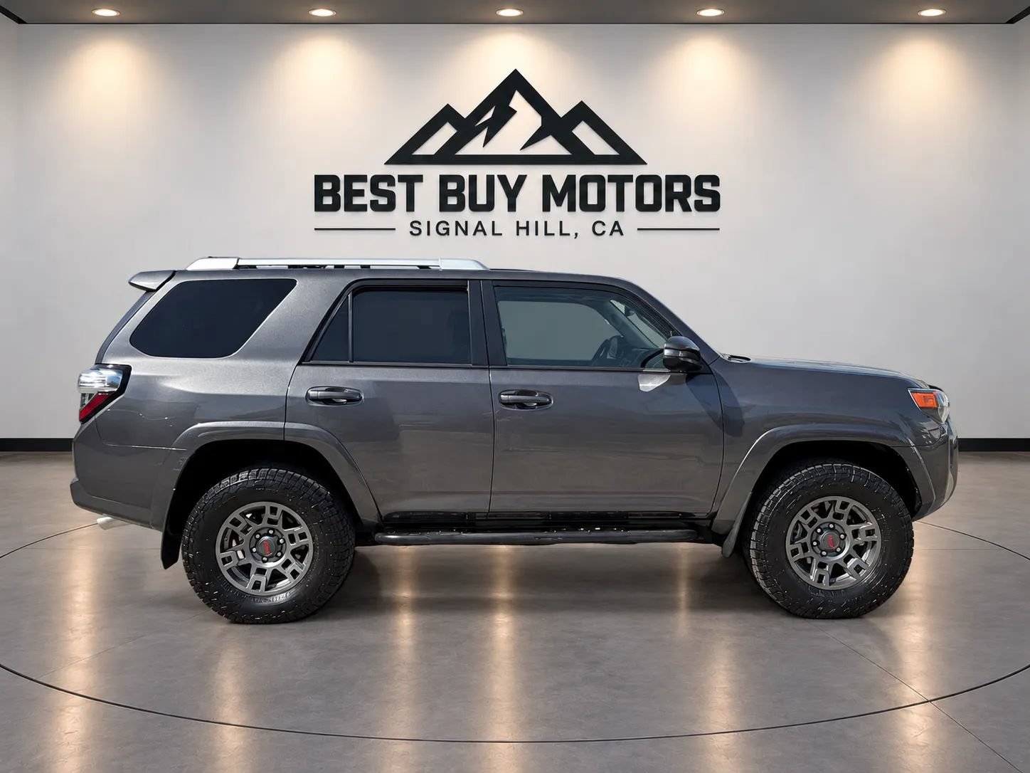 Used 2018 Toyota 4Runner SR5 AWD/4WD image 9