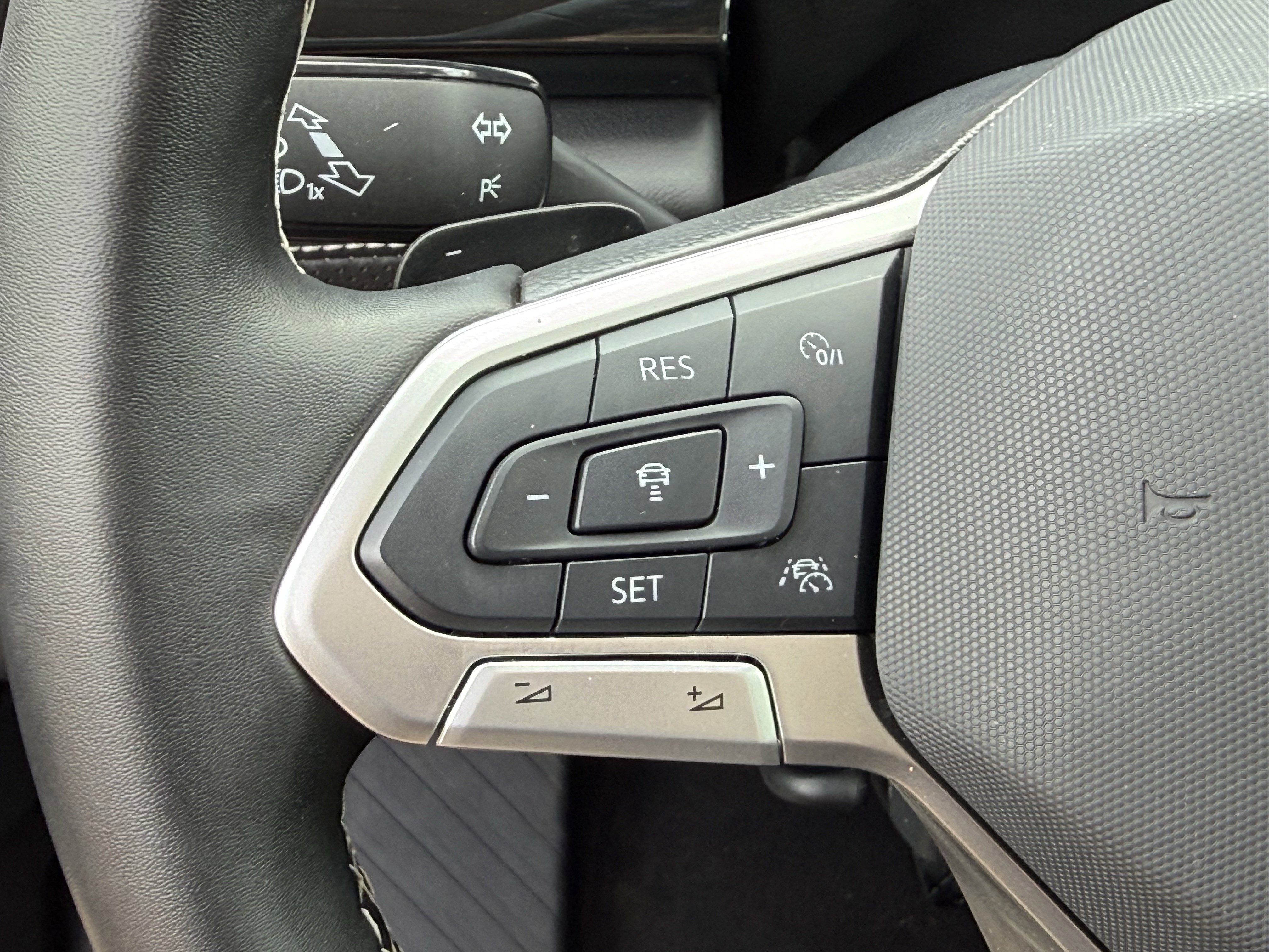 Used 2025 Volkswagen Atlas SE image 16