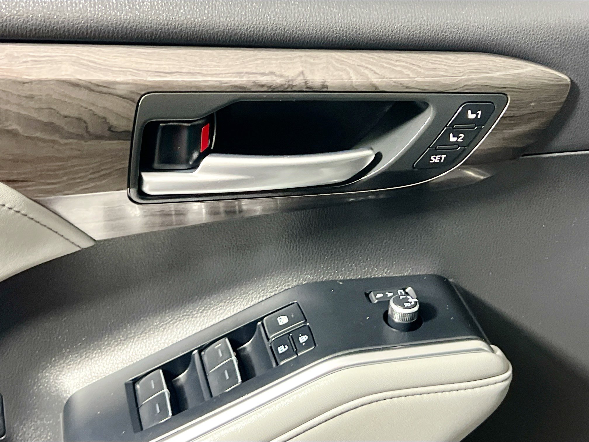 Used 2025 Toyota Highlander Platinum AWD/4WD image 16