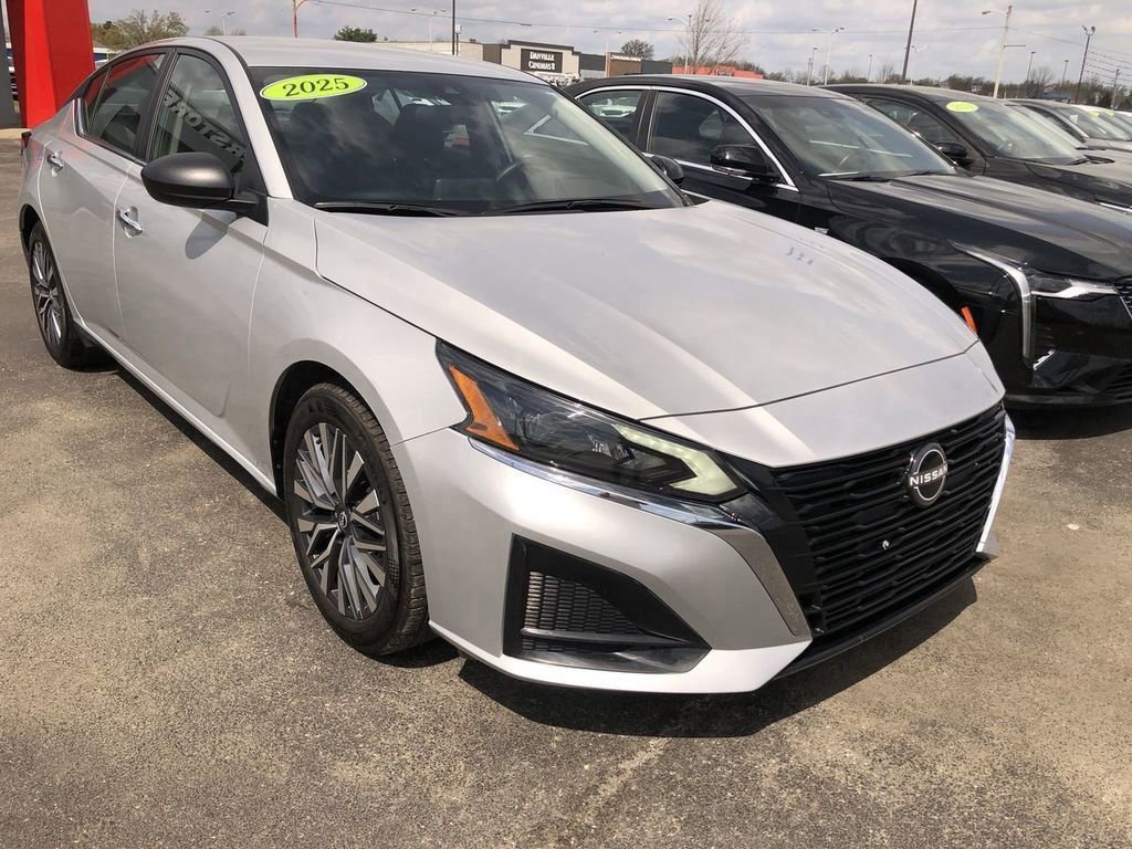 Used 2025 Nissan Altima 2.5 SV FWD image 7