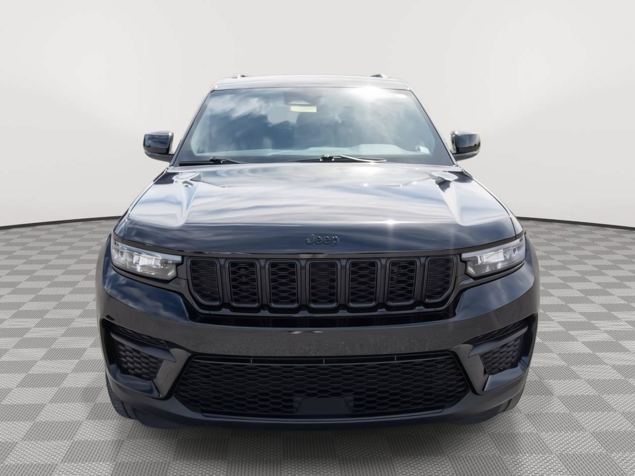 Used 2023 Jeep Grand Cherokee Altitude AWD/4WD image 2