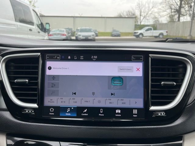 Used 2023 Chrysler Pacifica Touring-L FWD image 22