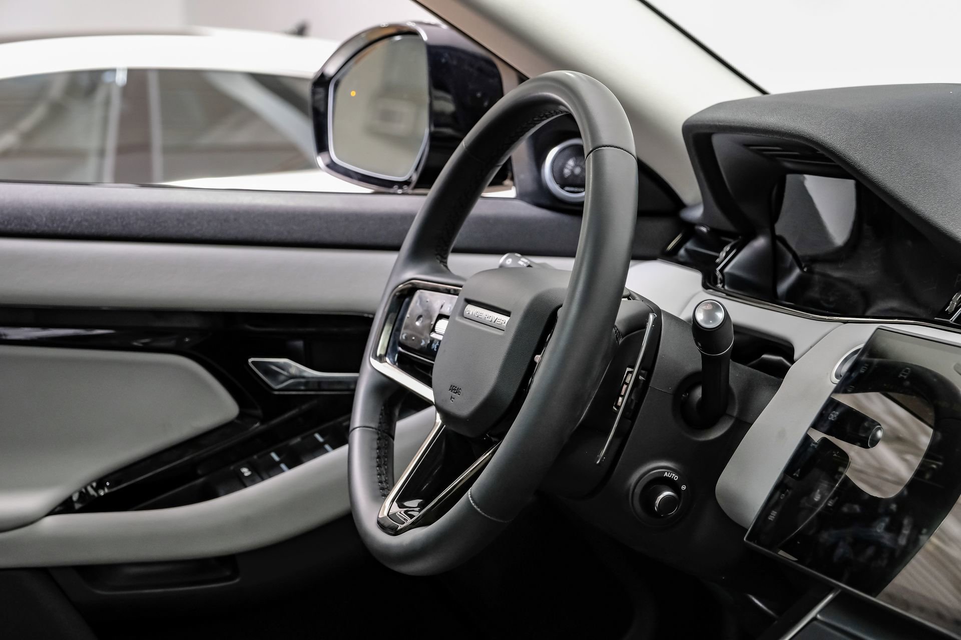 Used 2024 Land Rover Range Rover Evoque Dynamic SE AWD/4WD image 17