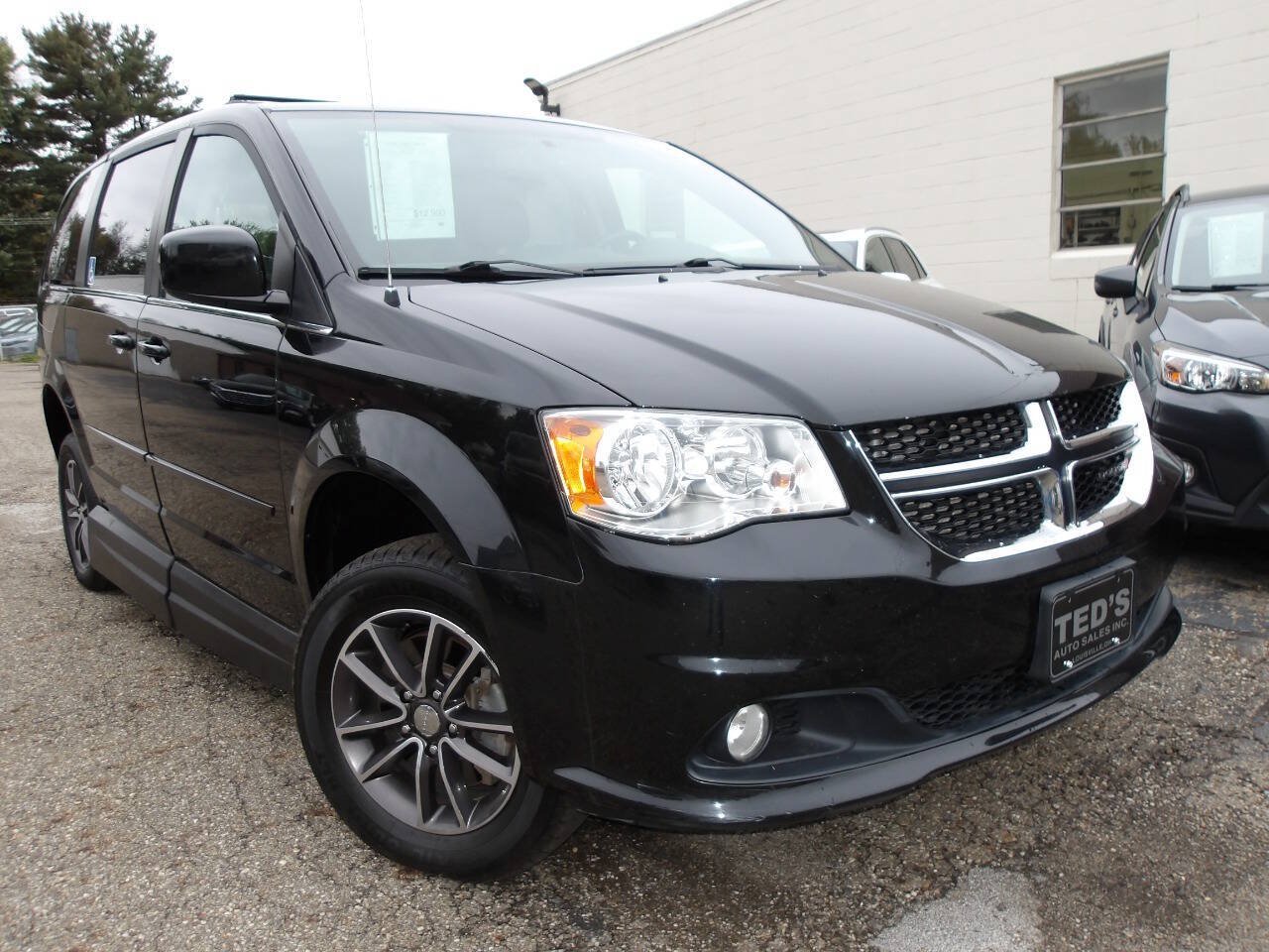 Used 2017 Dodge Grand Caravan SXT w/ Rear Park Assist Package FWD image 7