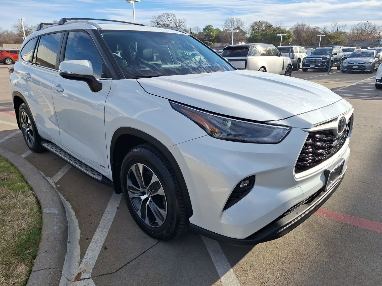 Used 2025 Toyota Highlander XLE image 8