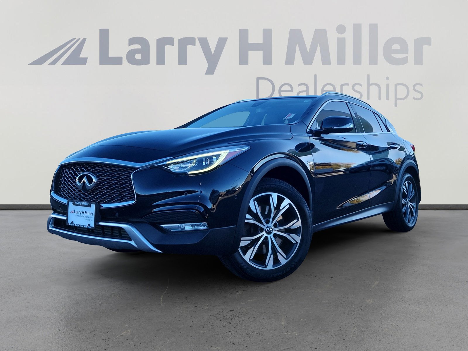 Used 2017 INFINITI QX30 Premium w/ Navigation Package image 1