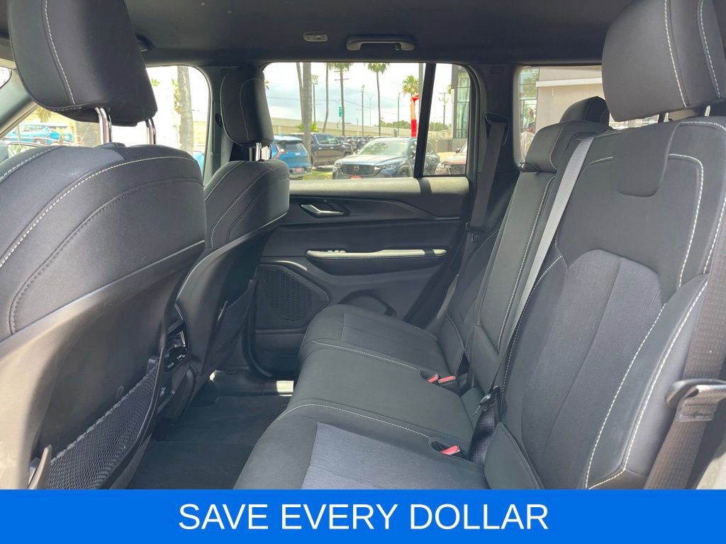 Used 2025 Jeep Grand Cherokee Laredo AWD/4WD image 15