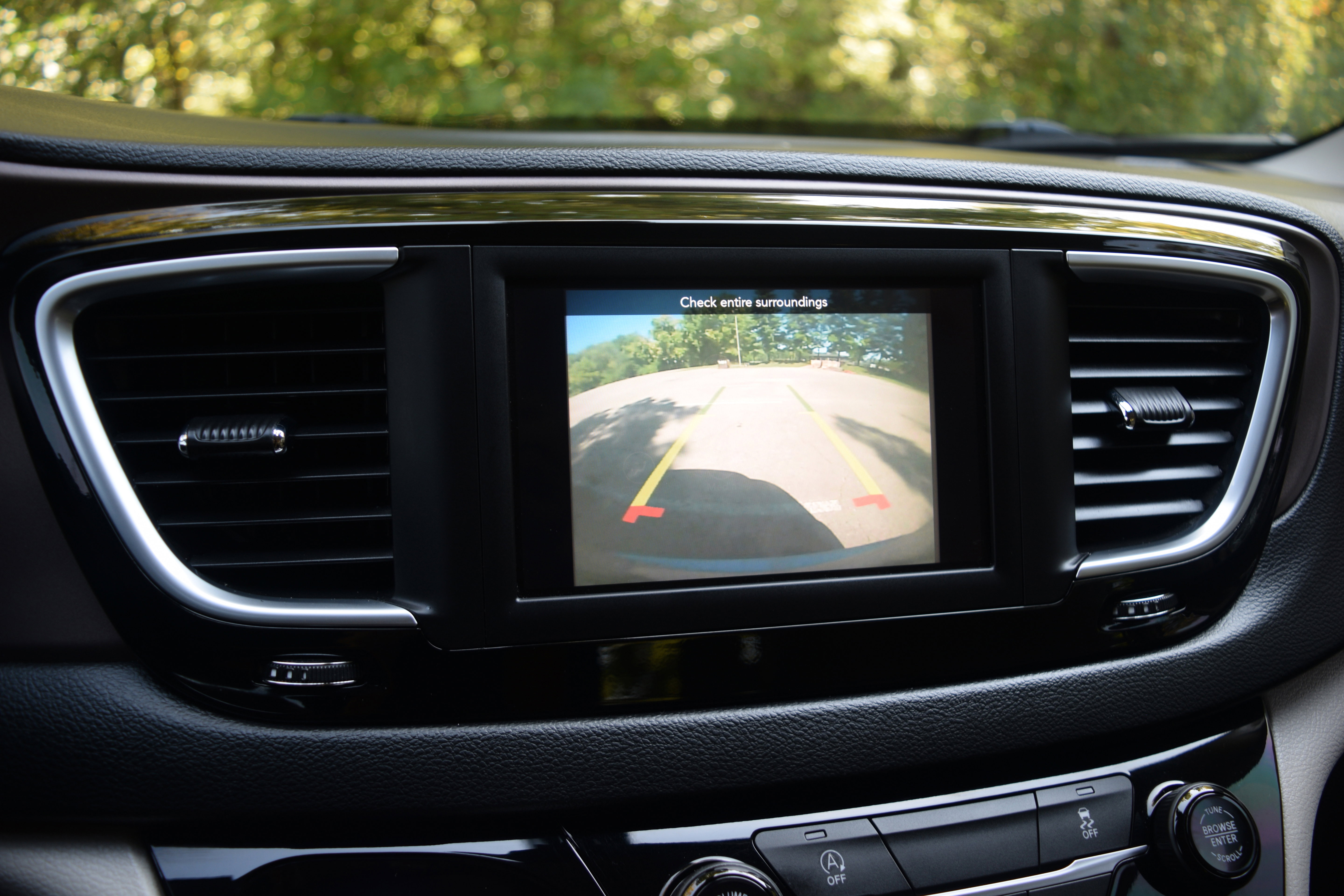 Used 2021 Chrysler Voyager Lxi image 10