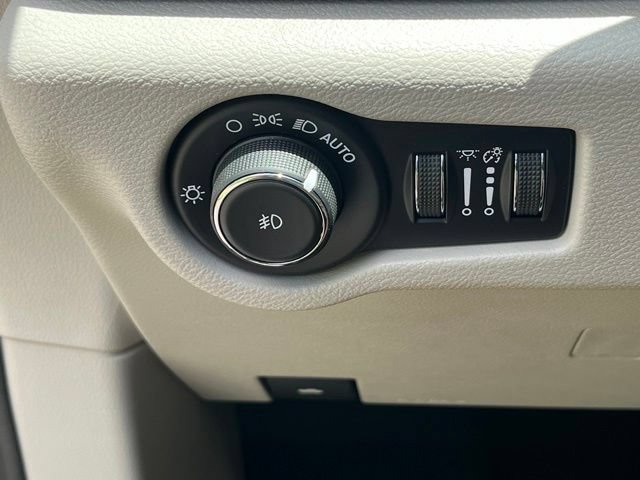 Used 2020 Chrysler Pacifica Touring FWD image 21