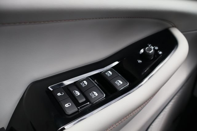Used 2023 Jeep Grand Cherokee L Overland w/ Luxury Tech Group IV RWD image 17