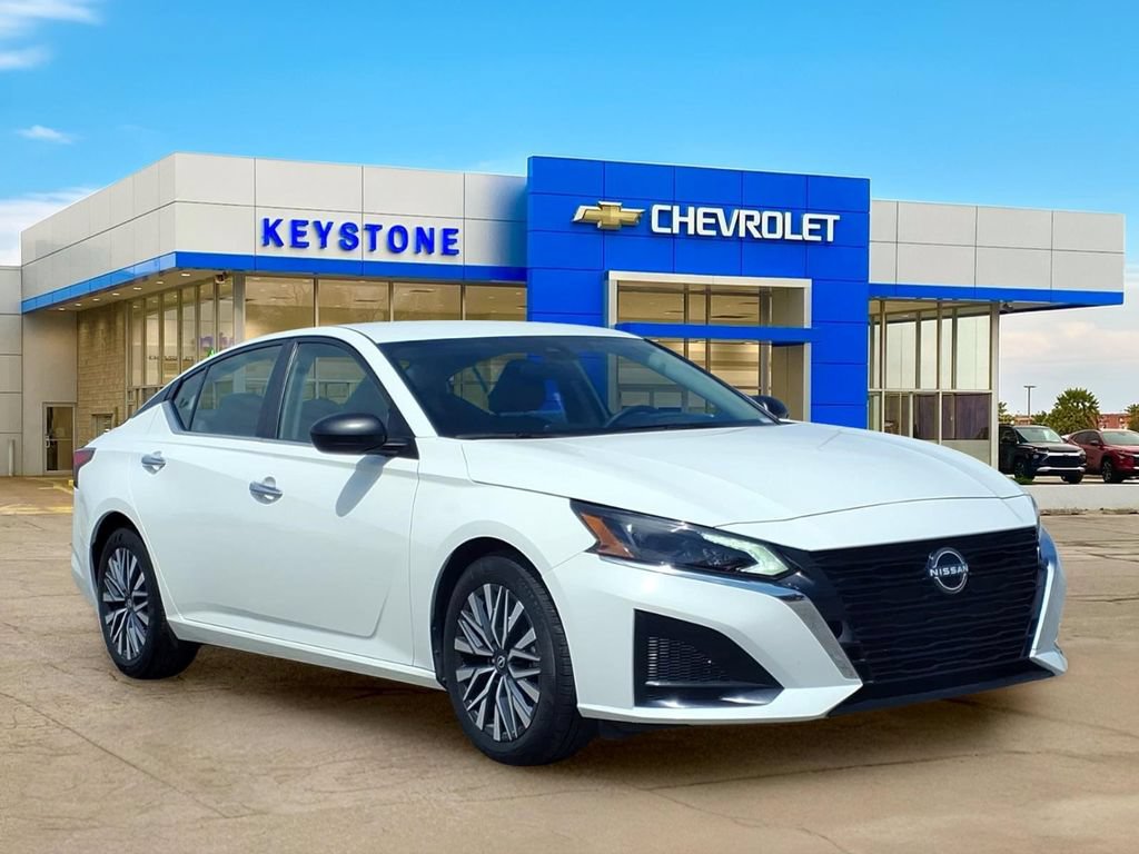 Used 2025 Nissan Altima 2.5 SV FWD image 1