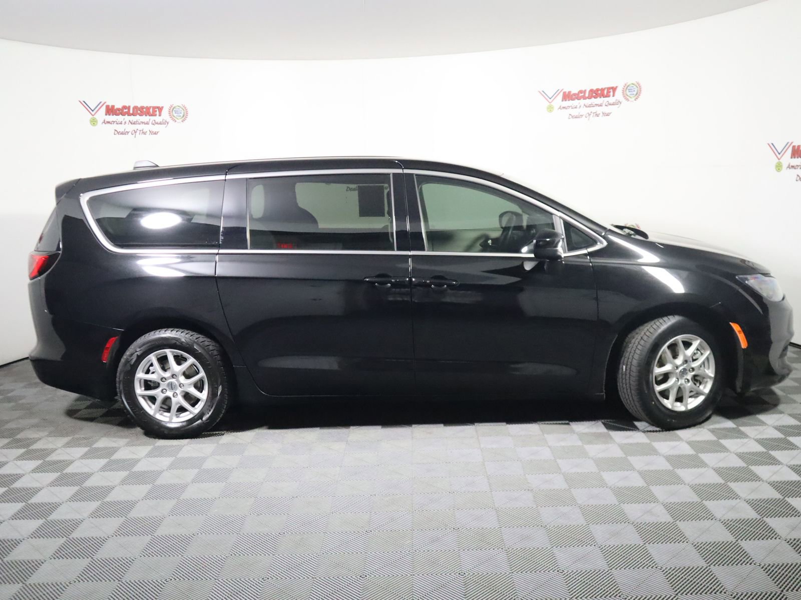 Used 2024 Chrysler Voyager LX image 3