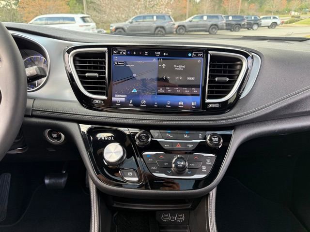 Used 2025 Chrysler Pacifica Limited image 18