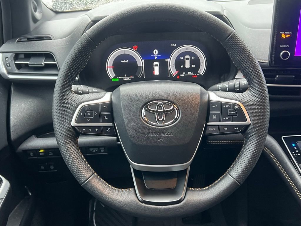 Used 2025 Toyota Sienna XLE Woodland Edition image 21