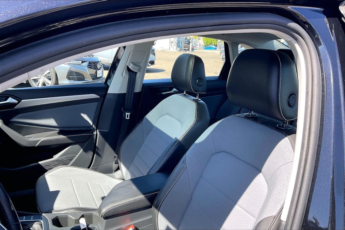 Used 2025 Volkswagen Jetta SE FWD image 21