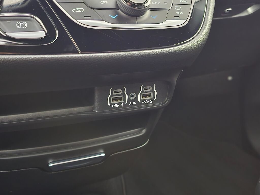 Used 2025 Chrysler Pacifica Select FWD image 29