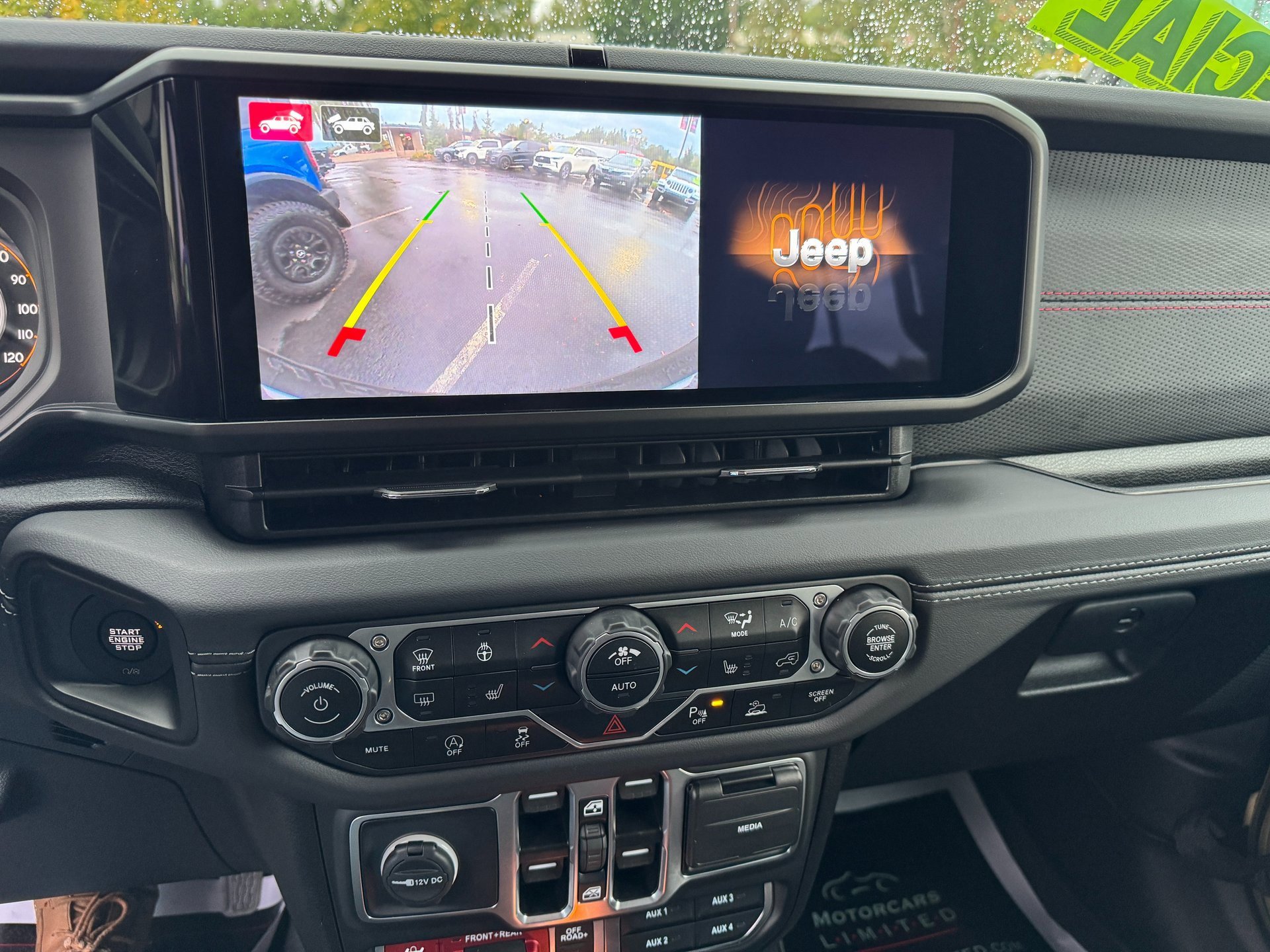 Used 2025 Jeep Wrangler Rubicon w/ Technology Group image 31