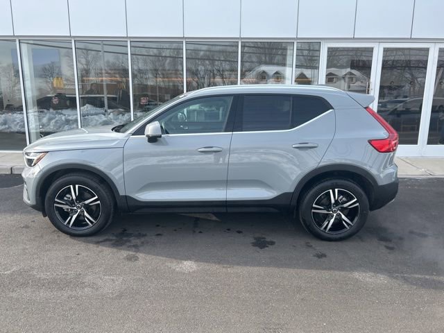 Certified 2025 Volvo XC40 B5 Core image 2