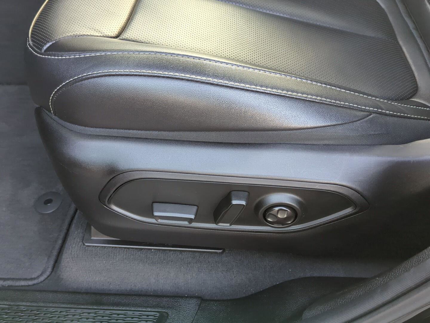 Used 2024 Jeep Grand Cherokee L Limited w/ Luxury Tech Group II image 16