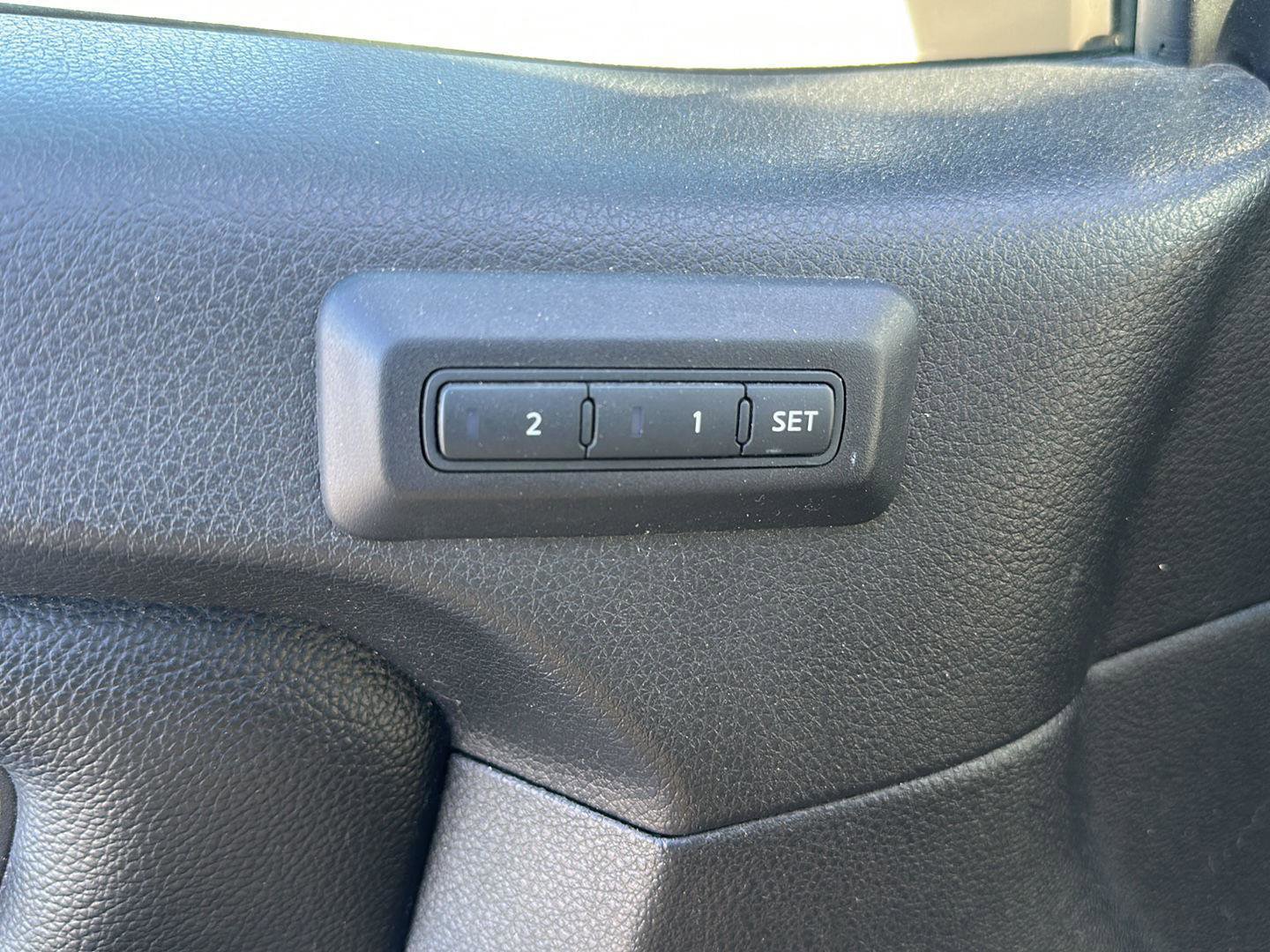 Used 2017 Nissan Titan SL image 10