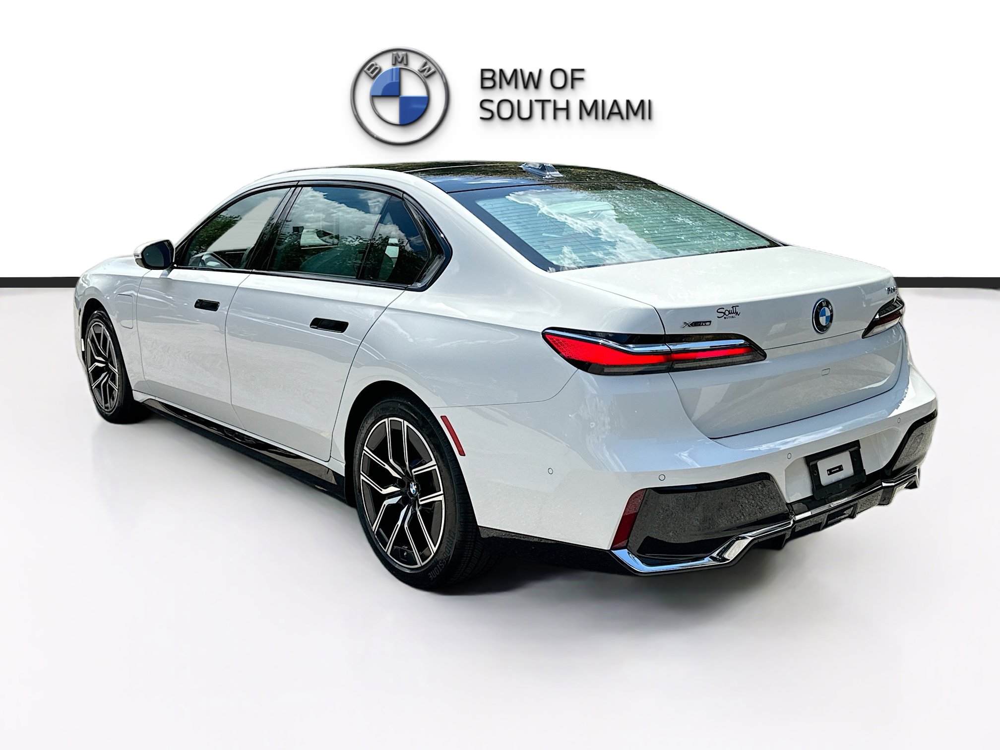 Used 2024 BMW 750e xDrive AWD/4WD image 5