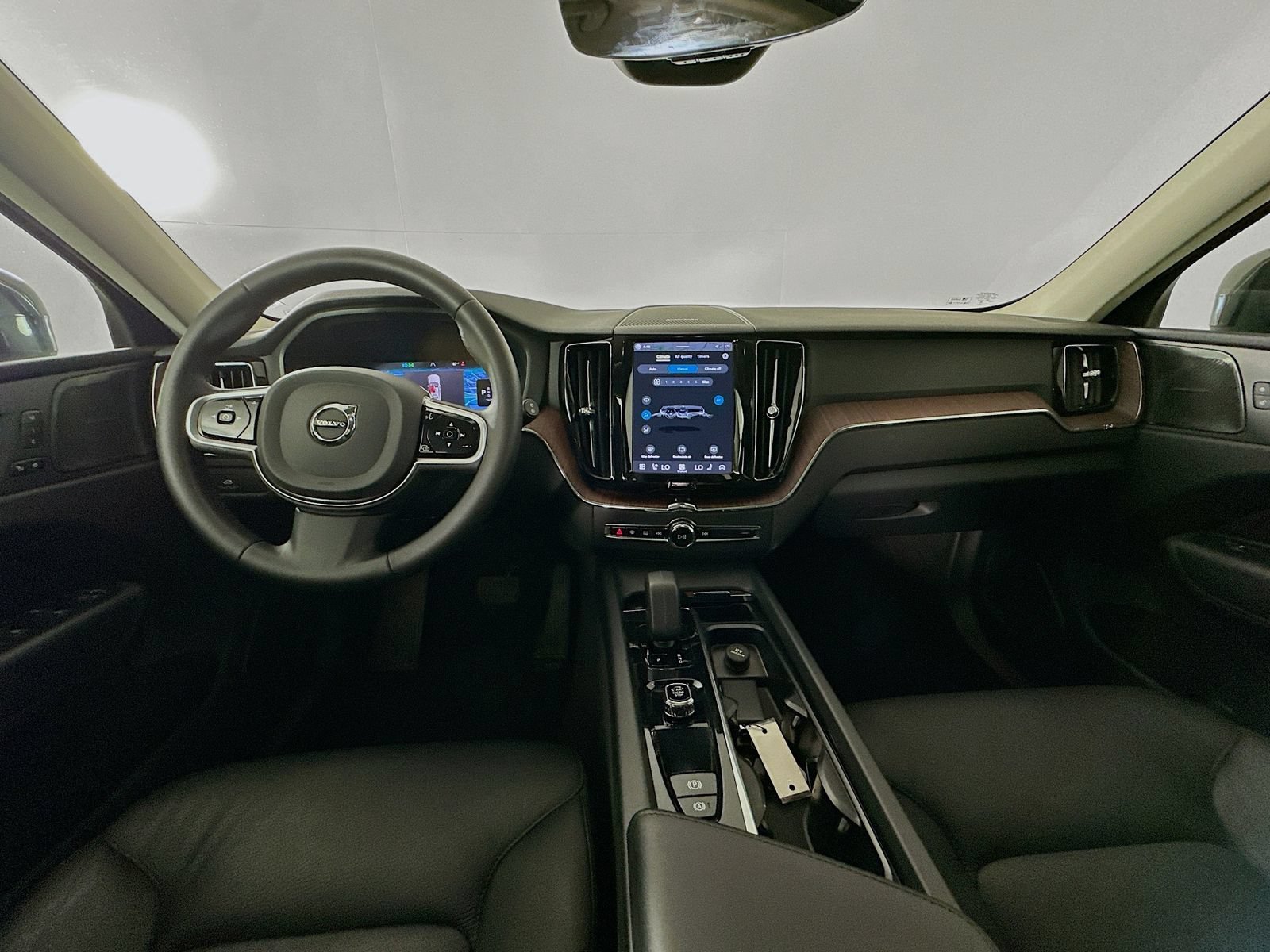 Used 2023 Volvo XC60 B5 Plus AWD/4WD image 14