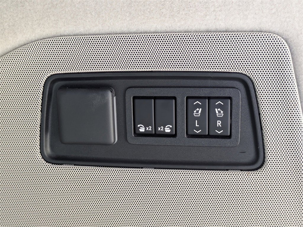 Used 2022 Cadillac Escalade ESV Sport Platinum image 12