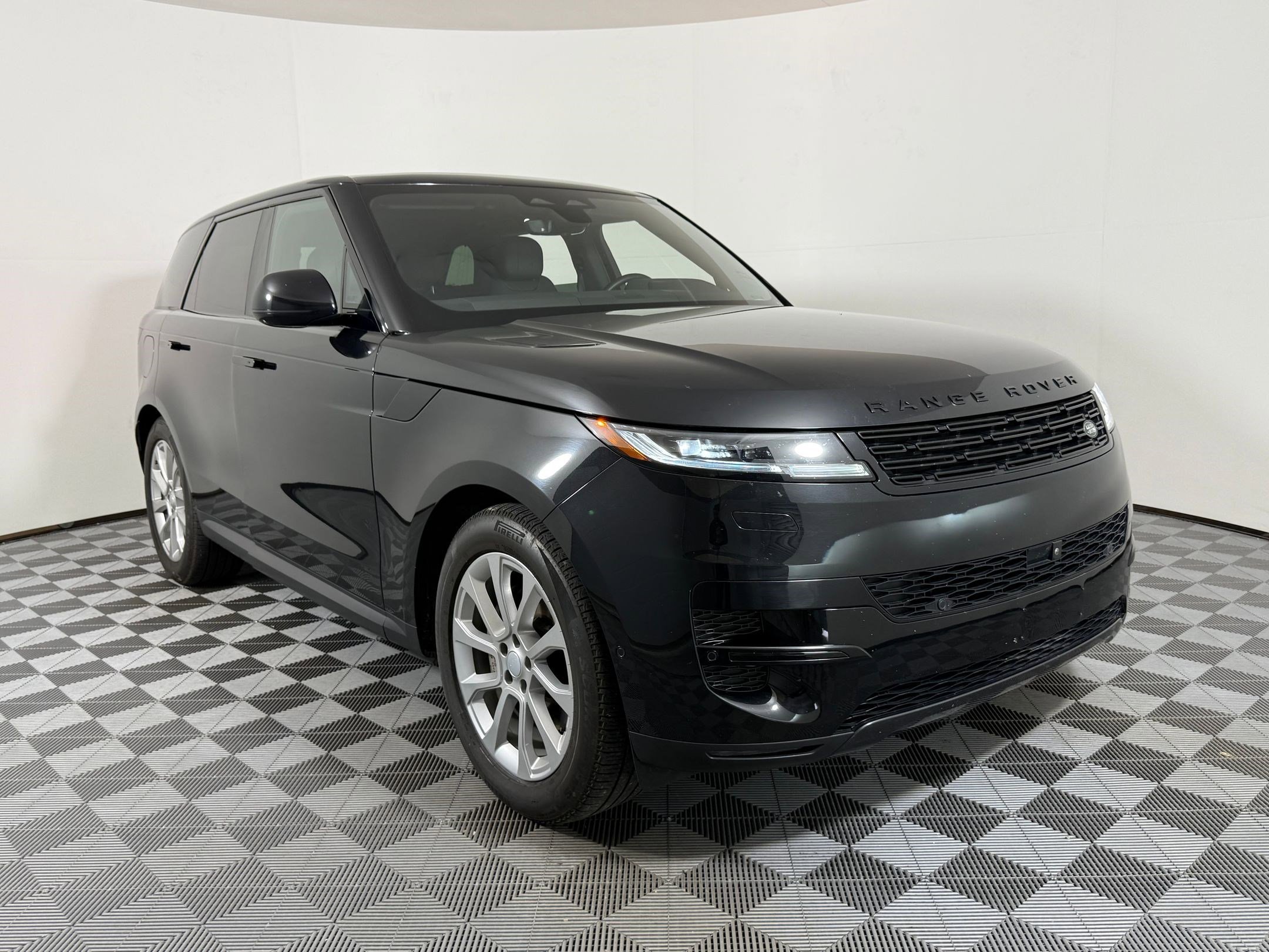 Used 2025 Land Rover Range Rover Sport SE AWD/4WD image 8